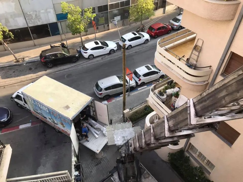 הובלת ריהוט במנוף בחיפה